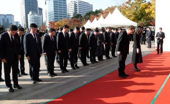 10월 31일 오전 이태원 참사 피해자 합동분향소가 차려진 서울광장에서 윤석열 대통령 내외와 대통령실 관계자가 조문하고 있다. 연합뉴스