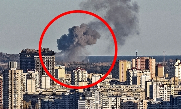31일(현지시간) 러시아 미사일 공습으로 우크라이나 수도 키이우 외곽에서 연기가 피어오르고 있다. 2022.10.31  로이터 연합뉴스