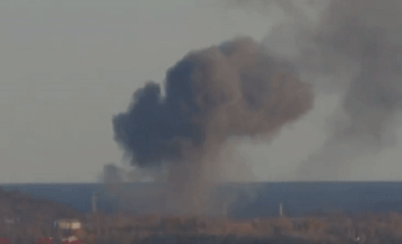 31일(현지시간) 러시아 미사일 공습으로 우크라이나 수도 키이우 외곽에서 연기가 피어오르고 있다. 2022.10.31  트위터