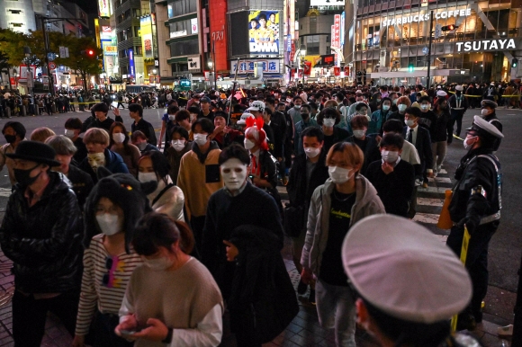 31일 핼러윈 기념행사에 참석하기 위해 도쿄 시부야구의 한 길을 건너고 있다. AFP