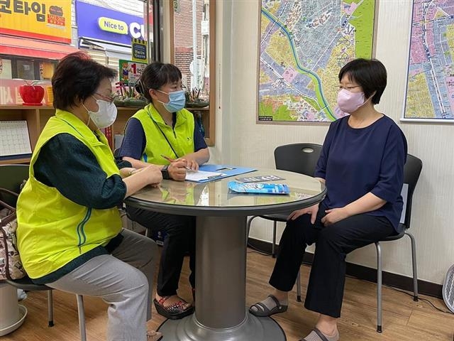 서울 도봉구가 진행하는 명예사회복지공무원 모집 캠페인 모습. 도봉구 제공