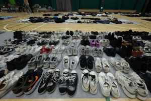 즐거운 사진 옆엔 피 묻은 신발···유실물센터가 보여주는 참혹했던 이태원