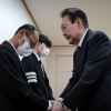 尹대통령, ‘이태원 참사’ 유족 손잡고 “뭐라 위로의 말씀을 드려야…”