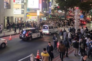 “한국 이태원 사고 희생자에 조의” 축제날 도쿄 한복판서 문자 받아