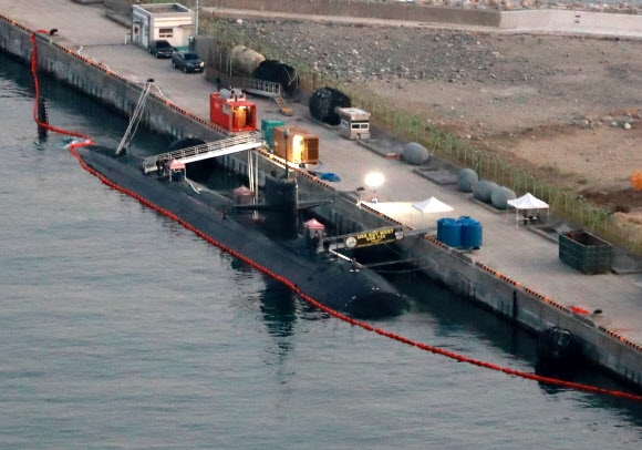 미 핵추진 잠수함 USS 키웨스트(SSN722)가 1일 부산작전기지에 입항해 있다. 미국은 통상 잠수함 전력을 노출하지 않지만 미 국방부는 지난달 31일 USS 키웨스트가 부산항에 입항했다고 공개했다. 부산 연합뉴스