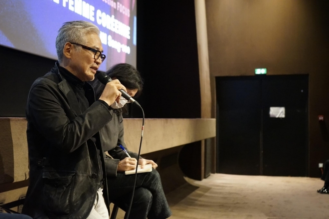 임상수 감독이 1일(현지시간) 프랑스 파리 샹젤리제 거리의 퓌블리시스 극장에서 제17회 파리한국영화제가 마련한 ‘마스터 클래스’에 참석, 관객과 대화하고 있다. 파리한국영화제 제공 연합뉴스 