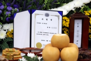 면접 앞두고…이태원 피해자 영정 앞 ‘정규직 사령장’