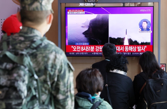 2일 오전 서울역에서 시민들이 북한 탄도미사일 발사 관련 뉴스를 보고 있다. 2022.11.02 연합뉴스