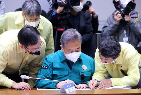 박진 외교부 장관이 2일 오전 서울 종로구 정부서울청사에서 열린 이태원 사고 중앙재난안전대책본부 회의에 참석해 직원들과 자료를 살피고 있다. 2022.11.02 뉴시스