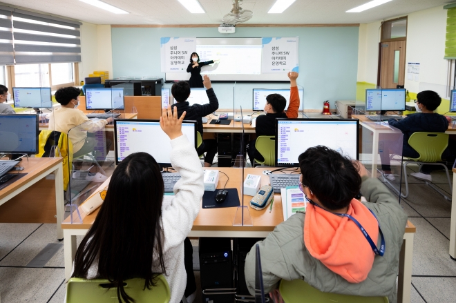 삼성SDS ‘브라이틱스 스튜디오’를 활용해 진행되는 삼성 ‘주니어 소프트웨어 아카데미’의 교육 장면. 서울신문DB