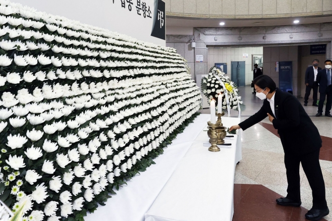 지난달 31일 김미경 서울 은평구청장이 이태원 참사 희생자 합동분향소에서 헌화하고 있다. 은평구 제공