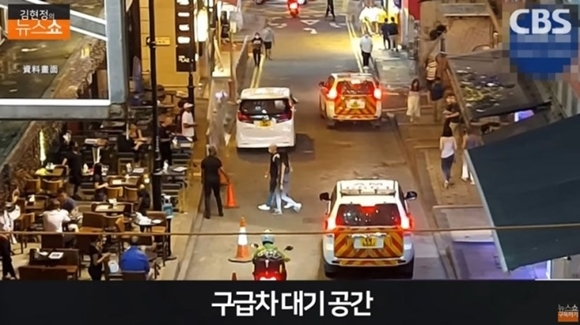 핼러윈 같은 큰 축제가 있을 때 홍콩 경찰은 인파와 나란히 걸으며 일방통행을 유도한다. 골목을 막고 일렬로 줄지어 인파 선두를 지키며 공간을 벌리고 동선과 속도를 조절한다.  CBS라디오 ‘김현정의 뉴스쇼’ 유튜브