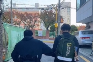 휠체어 탄 강원래, 아들이 손잡았다