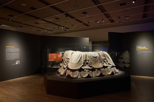 국립부여박물관에 전시된 소조 불상 대좌는 이번에 처음으로 내부를 공개해 제작 흔적을 살필 수 있다. 국립부여박물관 제공