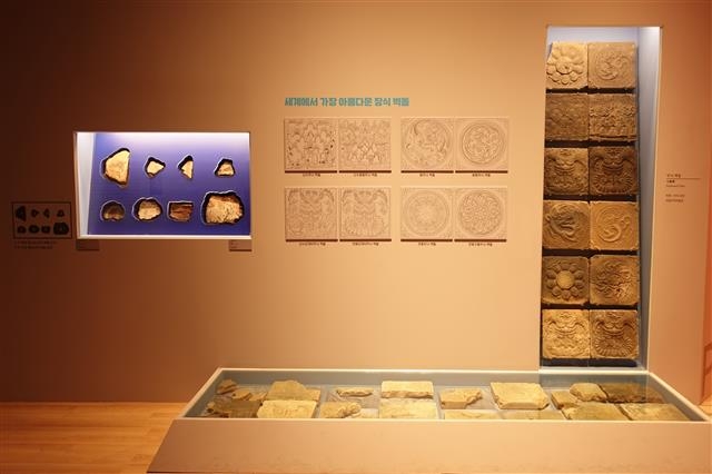 국립부여박물관에 전시된 무늬 벽돌 등은 백제인들이 주변국보다 한층 더 세밀한 조각 솜씨를 지녔음을 보여 준다. 국립부여박물관 제공