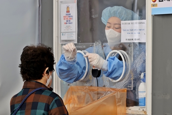 신종 코로나바이러스 감염증(코로나19) 신규 확진자가 46일 만에 5만 명대를 넘어선 1일 오후 서울역에 마련된 임시선별검사소에서 시민이 진단 검사를 받고 있다. 2022.11.1  뉴스1