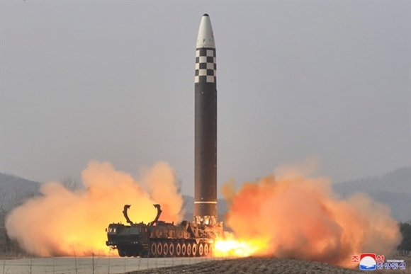 3월 24일 북한이 김정은 국무위원장의 지도 아래 신형 대륙간탄도미사일(ICBM) ‘화성-17형’ 시험발사를 단행했다. 2022.3.25  연합뉴스/평양 조선중앙통신