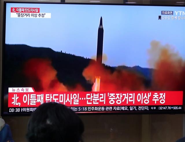 3일 오전 서울역 대합실에서 시민들이 북한의 동해상 탄도미사일 발사 관련 뉴스를 시청하고 있다. 뉴스1