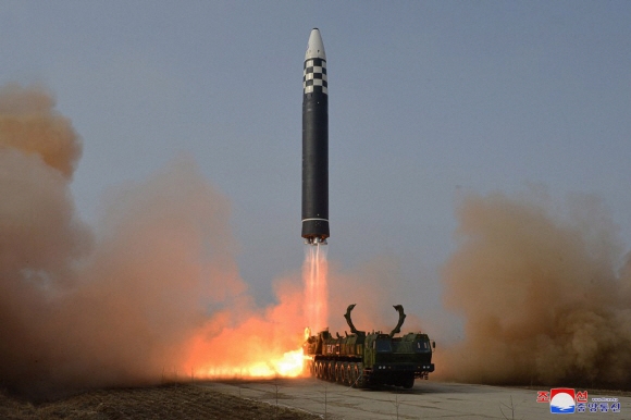 북한이 지난 3월 24일 평양 순안비행장에서 신형 대륙간탄도미사일(ICBM) 화성17형을 시험발사하고 있다. 이튿날인 25일 조선중앙통신이 보도했다.  조선중앙통신 연합뉴스