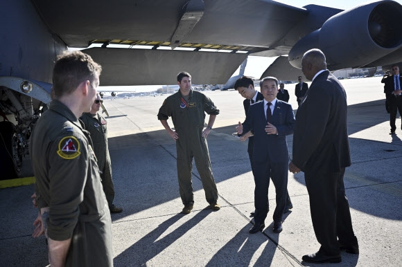 3일(현지시간) 미국 앤드루스 미군 공군 기지를 찾은 이종섭 국방부 장관과 로이드 오스틴 미 국방장관. AP