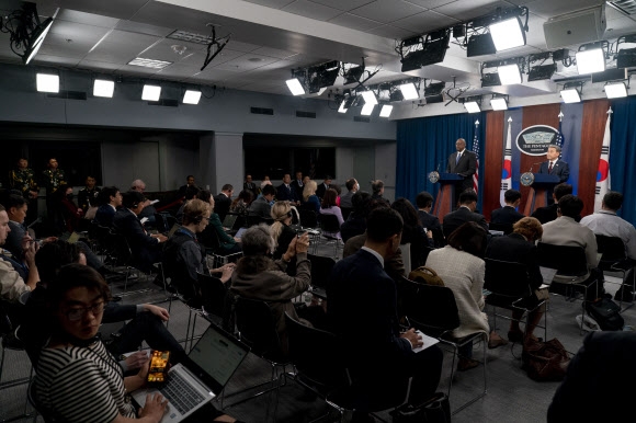 3일(현지시간) 미국 국방부 청사에서 열린 제54차 한미안보협의회의(SCM)직후 이종섭 국방부 장관과 로이드 오스틴 미 국방장관이 공동기자회견을 하고 있다. AP