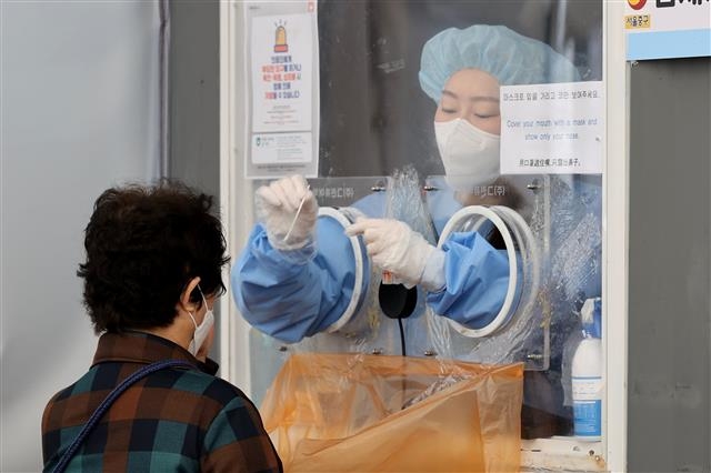 코로나19 신규확진자가 46일 만에 5만 명대를 넘어선 1일 오후 서울역에 마련된 임시선별검사소에서 시민이 진단 검사를 받고 있다. 2022.11.1 뉴스1