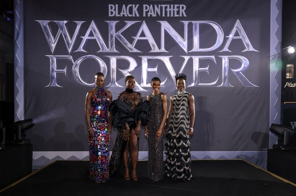 영화 ‘블랙 팬서 와칸다 포에버’에 출연한 플로렌스 카숨바(왼쪽부터)와 다나이 구리라, 레티티아 라이트, 루피타 뇽고가 3일(현지시간) 영국 런던의 유럽 시사회 레드카펫을 밟고 사진기자들을 위해 포즈를 취하고 있다. 런던 AP 연합뉴스 