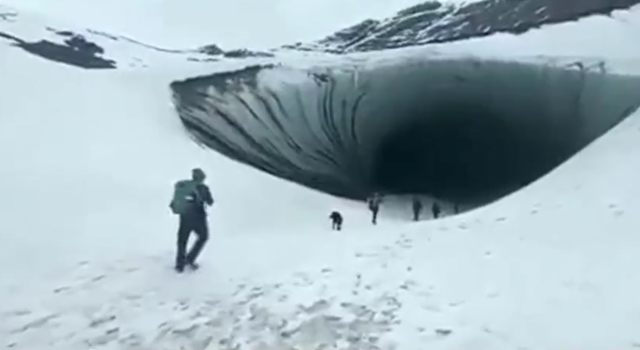 아르헨티나 우수아이아에 위치한 빙하동굴. 인터넷 동영상 캡처