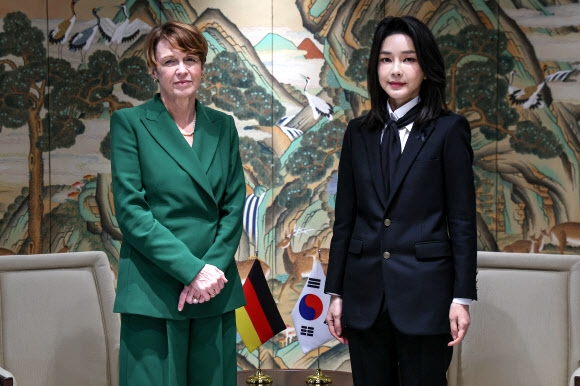 김건희 여사, 독일 대통령 부인과 환담
