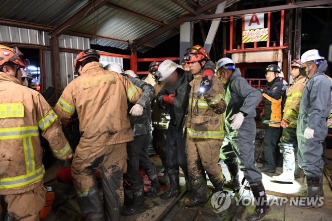 경북 봉화군 아연 채굴 광산 매몰사고 열흘째인 4일 오후 11시쯤 구조 당국은 고립됐던 작업자 2명이 생환했다고 밝혔다. 사진은 이날 생환한 고립자들이 밖으로 나오는 모습. 연합뉴스