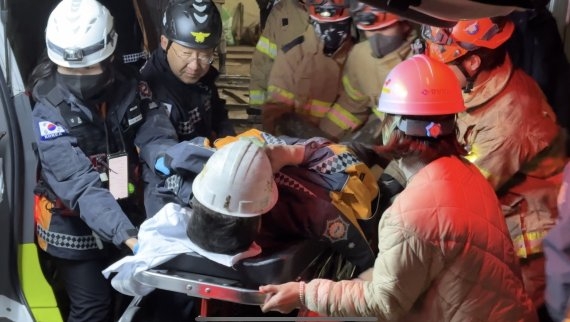 경북 봉화군 아연 채굴 광산 매몰사고 열흘째인 4일 오후 11시쯤 구조 당국은 고립됐던 작업자 2명이 생환했다고 밝혔다. 사진은 이날 생환한 고립자들이 안동병원으로 이송되는 모습. 경북소방본부 제공