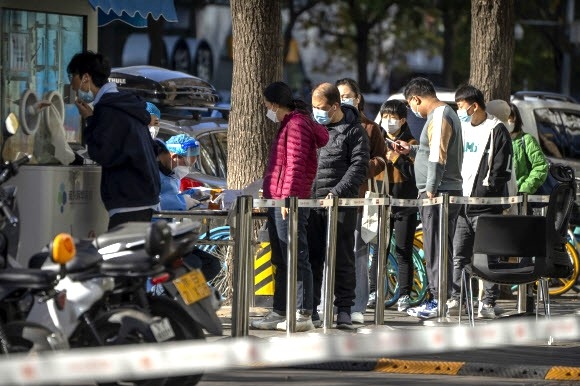 지난 4일 중국 베이징에서 주민들이 줄을 서서 코로나19 핵산 검사를 받고 있다. 베이징에서는 감염병이 재유행하면서 올해 5월에 이어 다시 한 번 도시가 봉쇄될 수 있다는 우려가 커지고 있다.