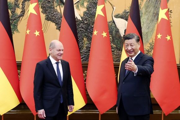 시진핑(오른쪽) 중국 국가주석과 올라프 숄츠 독일 총리가 4일 베이징 인민대회당에서 만나 기자들 앞에서 포즈를 취하고 있다. 베이징 신화 연합뉴스