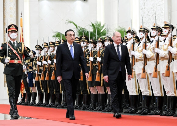 올라프 숄츠(오른쪽) 독일 총리가 4일 중국 베이징에 도착해 리커창 국무원 총리의 의전을 받으며 인민대회당에 들어서고 있다. 베이징 신화 연합뉴스