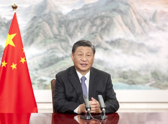 시진핑 중국 국가주석이 4일 밤 상하이 중국 국제무역박람회에서 개막 연설을 하고 있다. 베이징 신화 연합뉴스