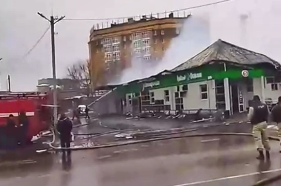5일(현지시간) 러시아 중서부 코스트로마의 한 나이트클럽에서 불이 나 15명이 숨지고 250명이 대피하는 소동이 벌어졌다. 5일 현재 큰 불길은 대부분 잡혔으며 현지 소방당국은 잔불 정리 작업 중이다. 2022.11.5  러시아 비상사태부