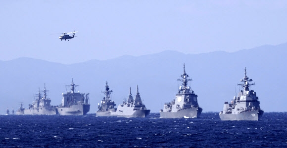 일본 해상자위대가 창설 70주년을 기념해 6일 가나가와현 사가미만에서 개최한 국제관함식에서 각국 함정이 항해하고 있다. 2022.11.6  도쿄 교도 연합뉴스