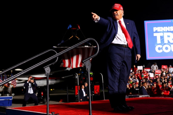 미국 중간선거를 사흘 앞둔 5일(현지시간) 도널드 트럼프 전 대통령은 펜실베이니아주 라트롭에서 공화당을 상징하는 빨간색 넥타이와 대선 슬로건이었던 ‘미국을 다시 위대하게’(MAGA)가 적힌 빨간 모자를 쓴 채 유세를 펴고 있다. 라트롭 로이터 연합뉴스
