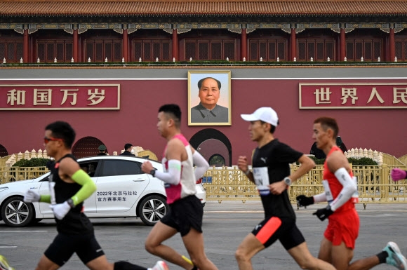 6일 중국 베이징에서 열린 ‘2022 베이징 마라톤 대회’에서 참가자들이 톈안먼 광장을 달려가고 있다. 베이징 AFP 연합뉴스