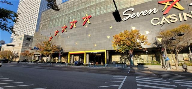 강남구가 삼성동 ‘맛의 거리’를 찾는 이용객들에게 주차 할인을 제공하는 코엑스 서문 부설주차장 입구. 강남구 제공