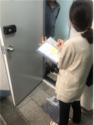 지난해 사회적 고립 위험 1인가구 실태를 조사하고 있는 주민센터 직원. 마포구 제공