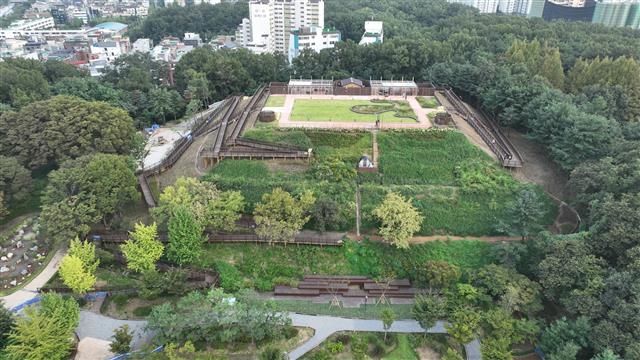 33년 만에 공원으로 조성된 서울 송파구 오금공원 내 오금배수지 상부 전경. 서울시 제공