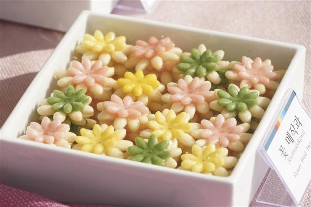 서울 종로구와 한국전통음식연구소가 지난달 27일 종로구 운현궁에서 열린 전통음식축제에서 선보인 궁중과 사대부가의 음식 꽃매작. 종로구 제공