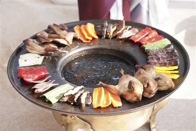 서울 종로구와 한국전통음식연구소가 지난달 27일 종로구 운현궁에서 열린 전통음식축제에서 선보인 궁중과 사대부가의 음식 전립투 납평전골. 종로구 제공