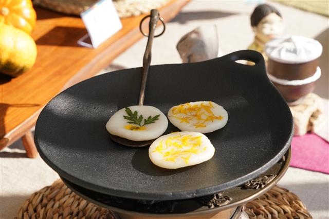 서울 종로구와 한국전통음식연구소가 지난달 27일 종로구 운현궁에서 열린 전통음식축제에서 선보인 궁중과 사대부가의 음식 국화전. 종로구 제공