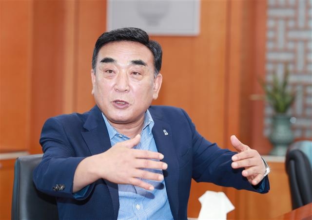 김두겸 울산시장이 지난 4일 집무실에서 가진 서울신문과의 인터뷰에서 “실용과 실리로 시민들의 삶에 여유가 있는 ‘위대한 울산’을 만들겠다”고 밝히고 있다. 울산시 제공