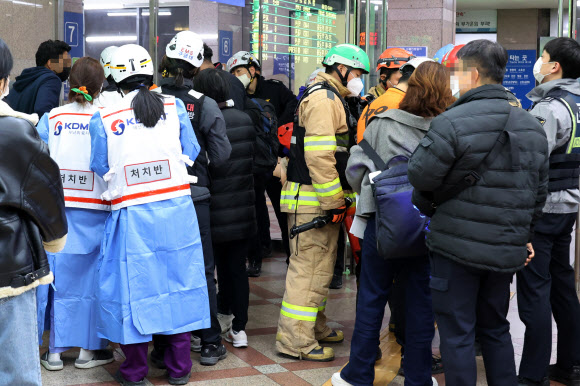 서울 영등포역 부근에서 무궁화호 열차 탈선 사고가 발생한 6일 밤 서울 영등포역 대합실에서 119 구급대원과 재난의료지원팀이 부상자를 파악하고 있다. <br>한국철도공사(코레일)에 따르면 오후 8시 15분 용산발 익산행 열차가 영등포역으로 진입하던 중 선로를 이탈했다. 2022.11.6 <br>연합뉴스