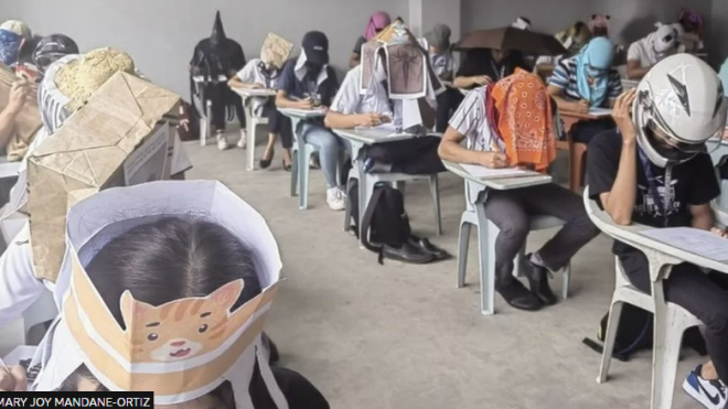 필리핀 레가스피시(市)에 있는 비콜대학교 학생들은 지난주 중간고사 시험에서 커닝을 막기 위한 모자를 쓰고 시험에 임했다.