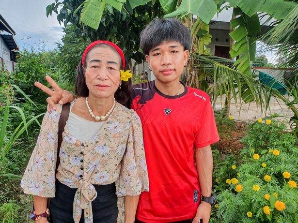 37세의 나이 차를 극복하고 사랑에 빠진 태국의 19세 소년과 56세 여성