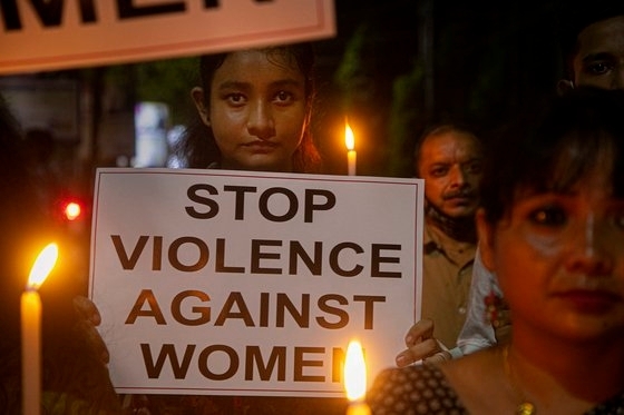 인도의 한 여성이 여성에 대한 폭력에 항의하는 팻말을 들고 있다. AP 연합뉴스